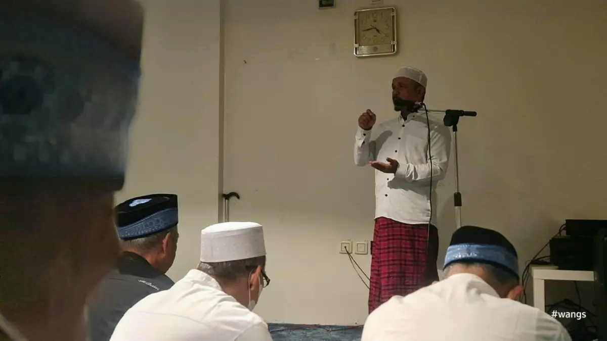 Wakil Ketua PDM Kota Semarang sekaligus petugas TPIHI, Drs. H. Nurbini, M.S.I., saat memberikan pembekalan spiritual setelah salat subuh di Makkah (19/5/2026). (muhammadiyahsemarangkota.org)