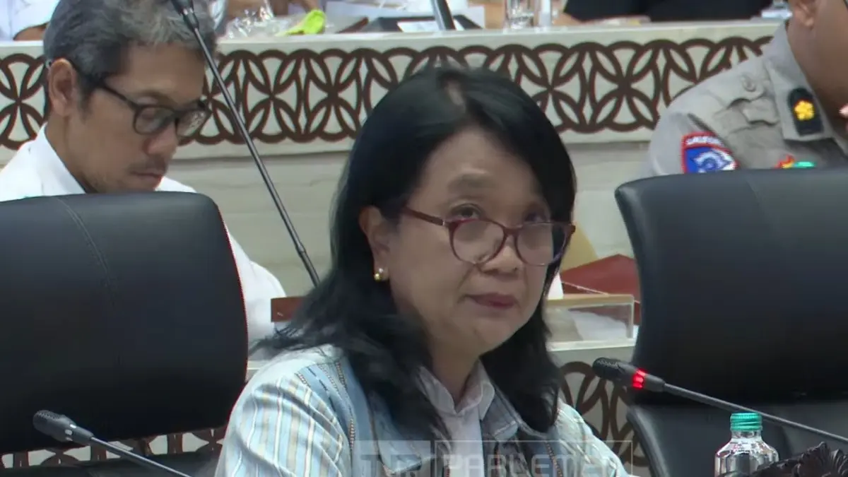 Wamen PU Diana Kusumastuti mendorong percepatan pembebasan lahan untuk penanganan perlintasan sebidang kereta api. (TVR Parlemen)