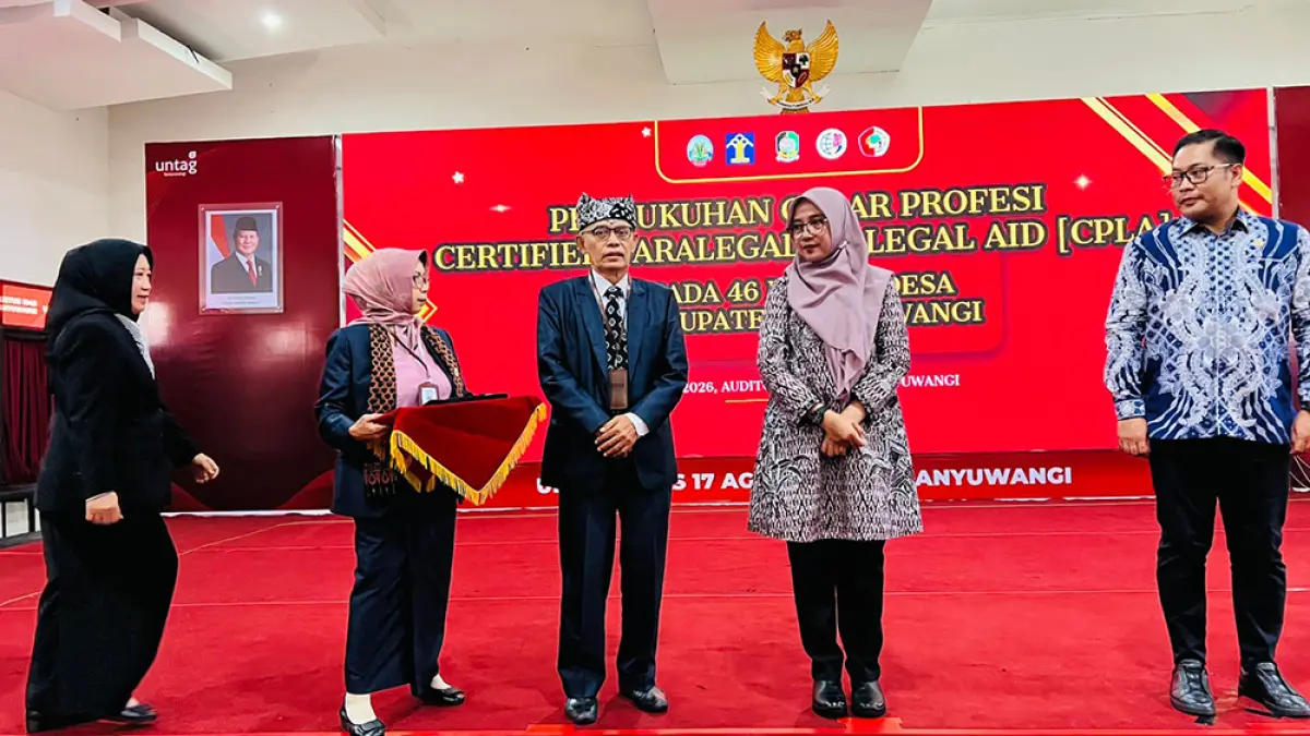 BERI APRESIASI: Bupati Ipuk Fiestiandani bersama Ketua YKBH Banyuwangi Moch Djazuli saat pengukuhan 46 kades sebagai paralegal di Kampus Untag Banyuwangi pada Kamis (21/5). (Bagus Rio/Radar Banyuwangi)