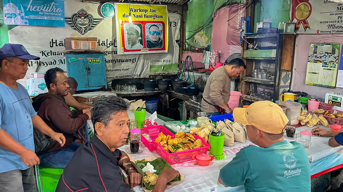 BUKA MULAI PUKUL 01.00: Warung Bang Ali tidak hanya menyediakan menu kopi jahe telur. Pelanggan bisa menikmati nasi bungkus hangat dan aneka gorengan. (Ramada Kusuma/Radar Banyuwangi)