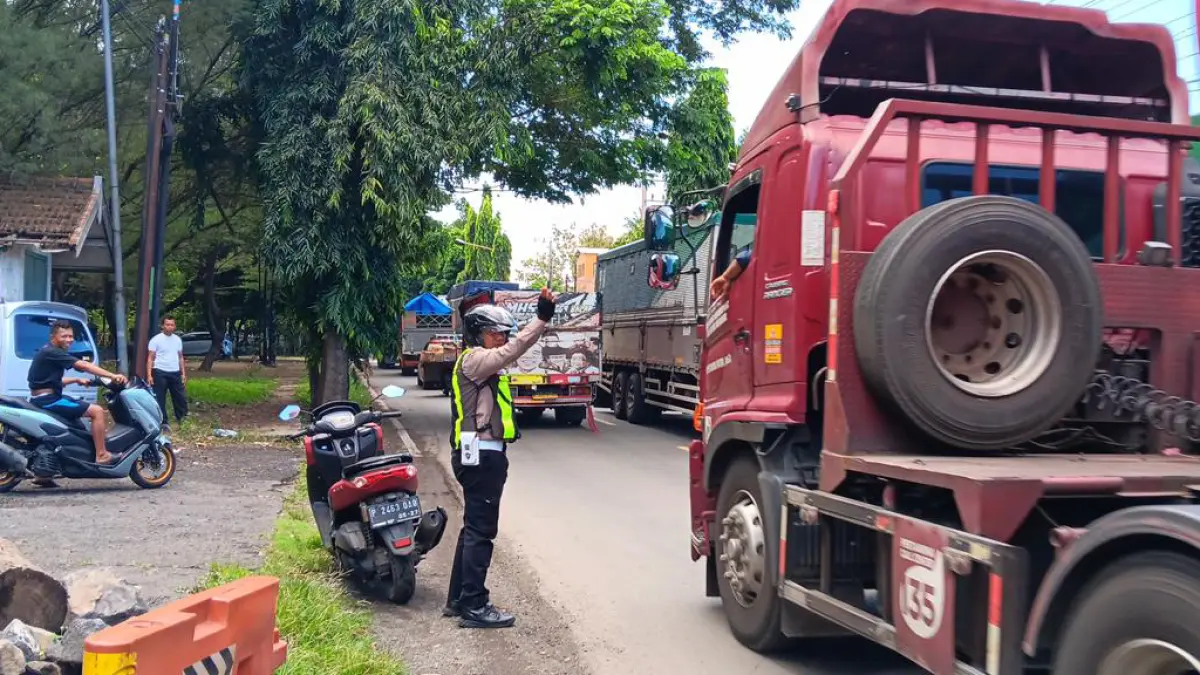 MASIH PADAT: Antrean kendaraan logistik masih terjadi di jalan arteri menuju Pelabuhan ASDP Ketapang, Jumat (22/5). (Fredy Rizki/Radar Banyuwangi)