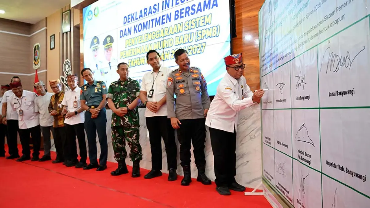 PAKTA INTEGRITAS: Wabup Mujiono menandatangani deklarasi  SPMB yang transparan, objektif, dan bebas dari gratifikasi di Aula Dharma Wiyata Dispendik Banyuwangi, Rabu lalu (13/5). (Ramada Kusuma/Radar Banyuwangi)