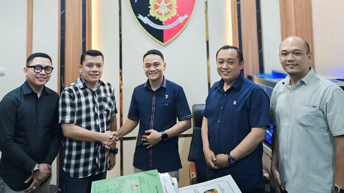 SALAMAN: Ketua LPBHNU Hardian Arif Darmawan (dua darim kiri) memberikan apresiasi kepada Kasat Reskrim Kompol Lanang Teguh Pambudi, Rabu (20/5). (Hardian for Radar Banyuwangi)