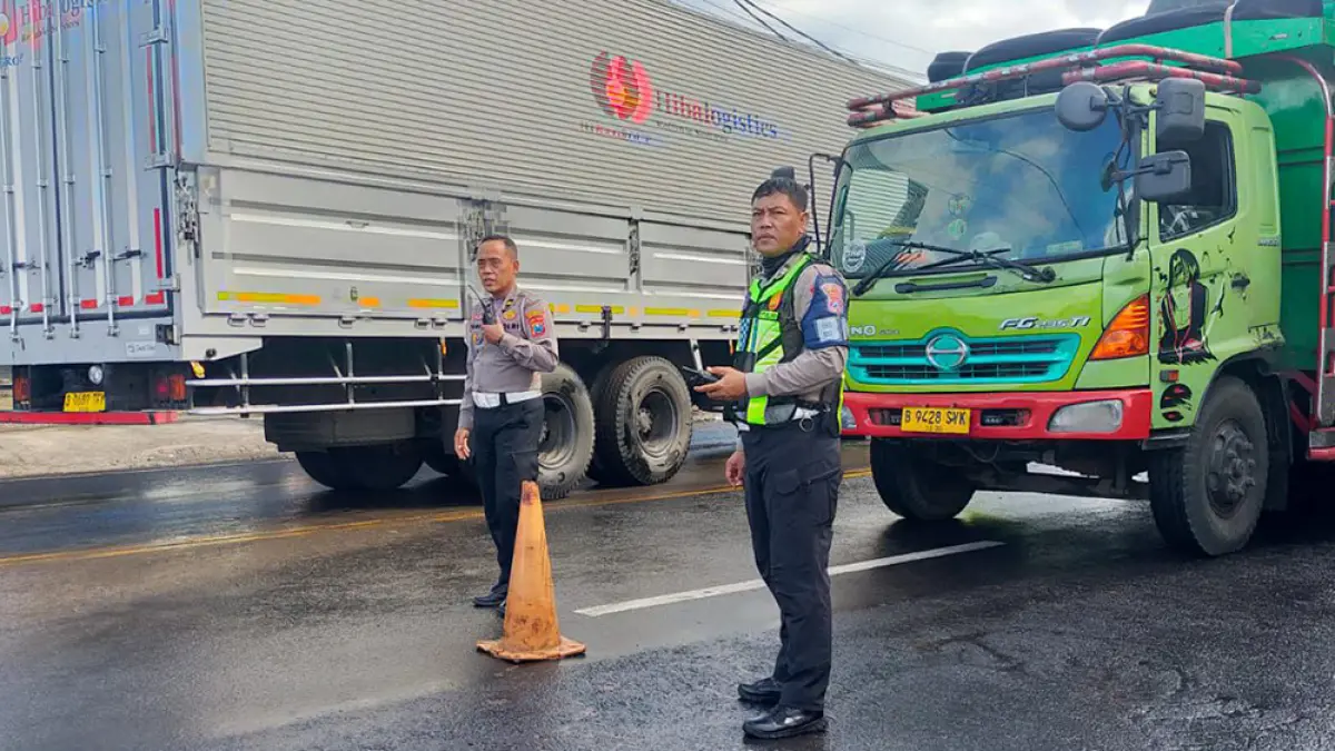 TAK BOLEH NGEBLONG: Personel Satlantas mengatur arus lalu lintas di depan Terminal Bus Ketapang, Jumat (22/5). (Humas Polresta Banyuwangi)