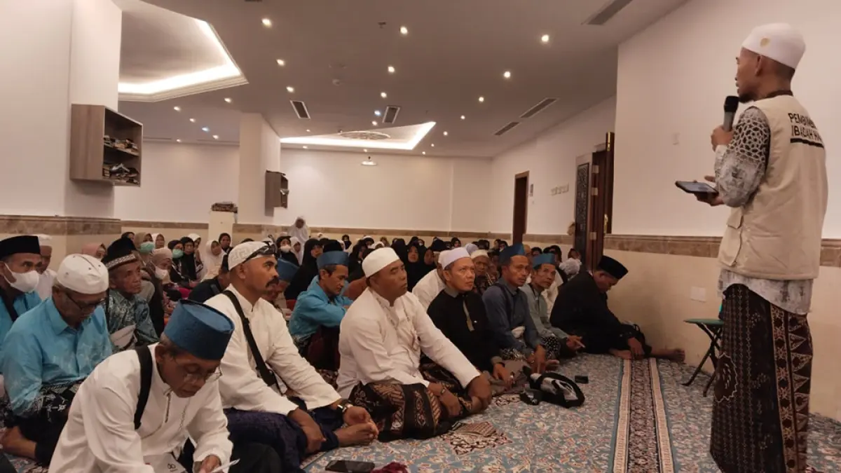 WUKUF HAMPIR DEKAT: Jemaah diberikan pembekalan serta pengecekan peralatan menjelang Armuzna, Jumat (22/5). (Lukman for Radar Banyuwangi)