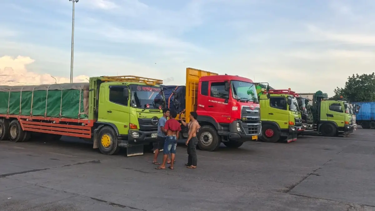 ANTRE MASUK KAPAL: Antrean truk pengangkut logistik di kantung parkir dermaga Bulusan tidak sepadat sebelumnya, Sabtu (23/5). (Ksatria Raya/Radar Banyuwangi)