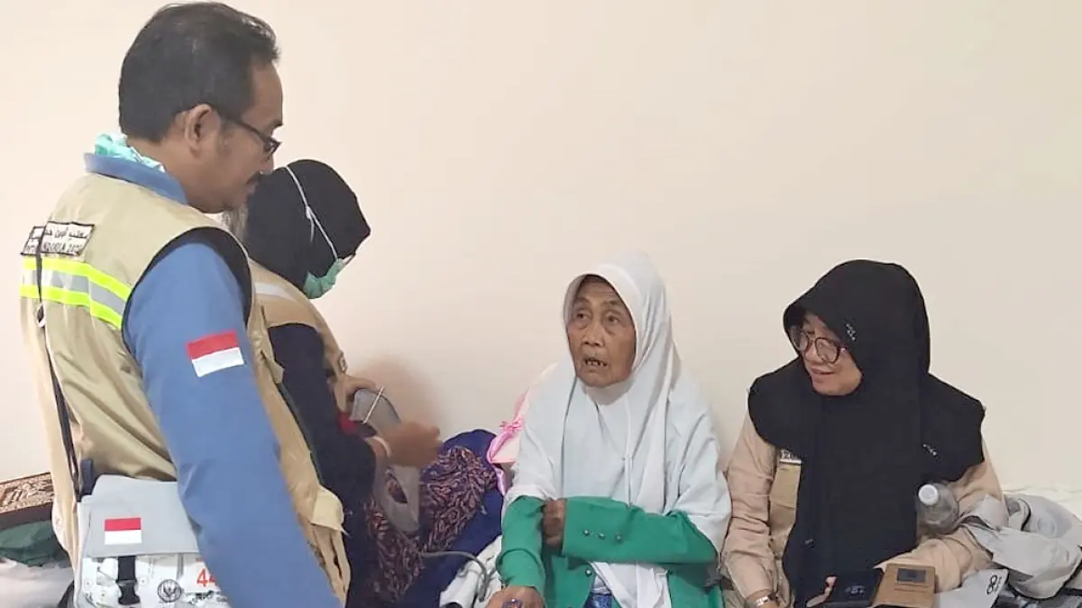 JELANG ARMUZNA: Petugas   melakukan visitasi ke kamar-kamar jemaah haji Banyuwangi, Sabtu (23/5). (Rijal for Radar Banyuwangi)