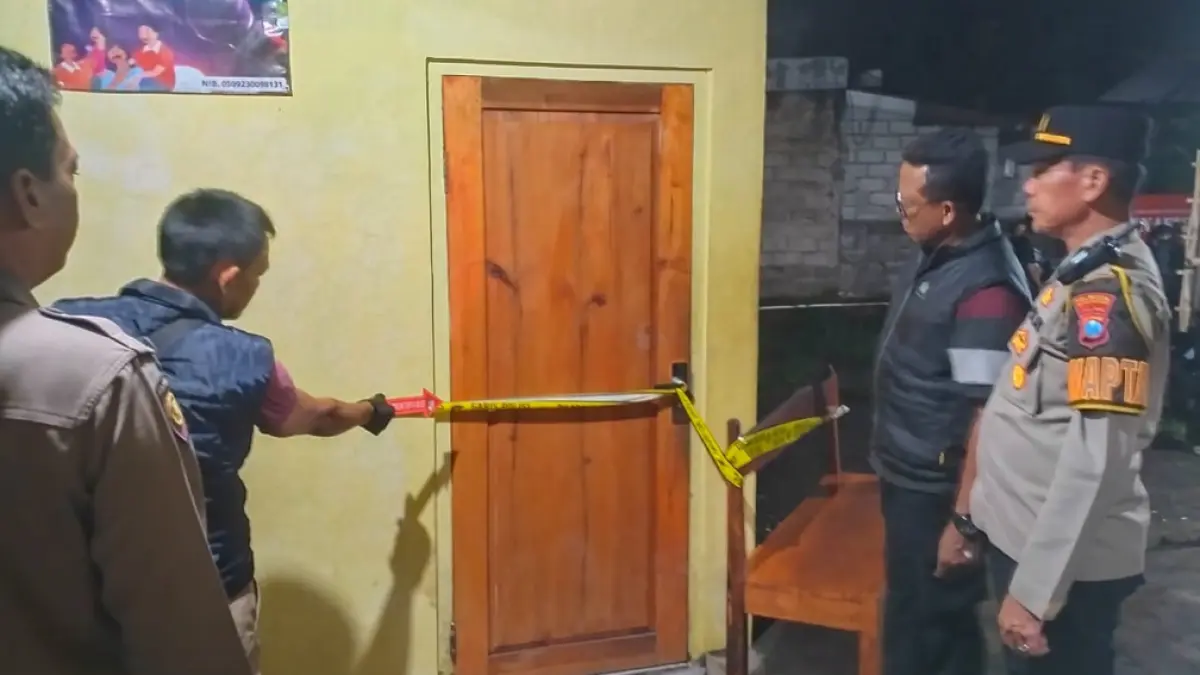 PASANG POLICE LINE: Kapolsek Glagah AKP Edi Jaka Supa’at (pakai rompi hitam) bersama anggotanya mendatangi lokasi meninggalnya EM di Kafe Bintang Terang, Kelurahan Banjarsari, Glagah, Jumat malam (22/5). (Foto: Polsek Glagah)