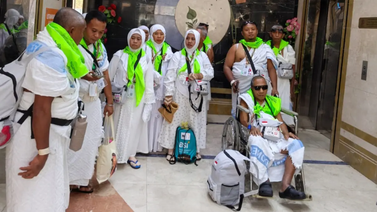 ALAMI KETERLAMBATAN: Jemaah calon haji kloter 85 saat menunggu bis untuk diangkut ke Arafah, Senin (25/5). (Kholid Askandar for Radar Banyuwangi)