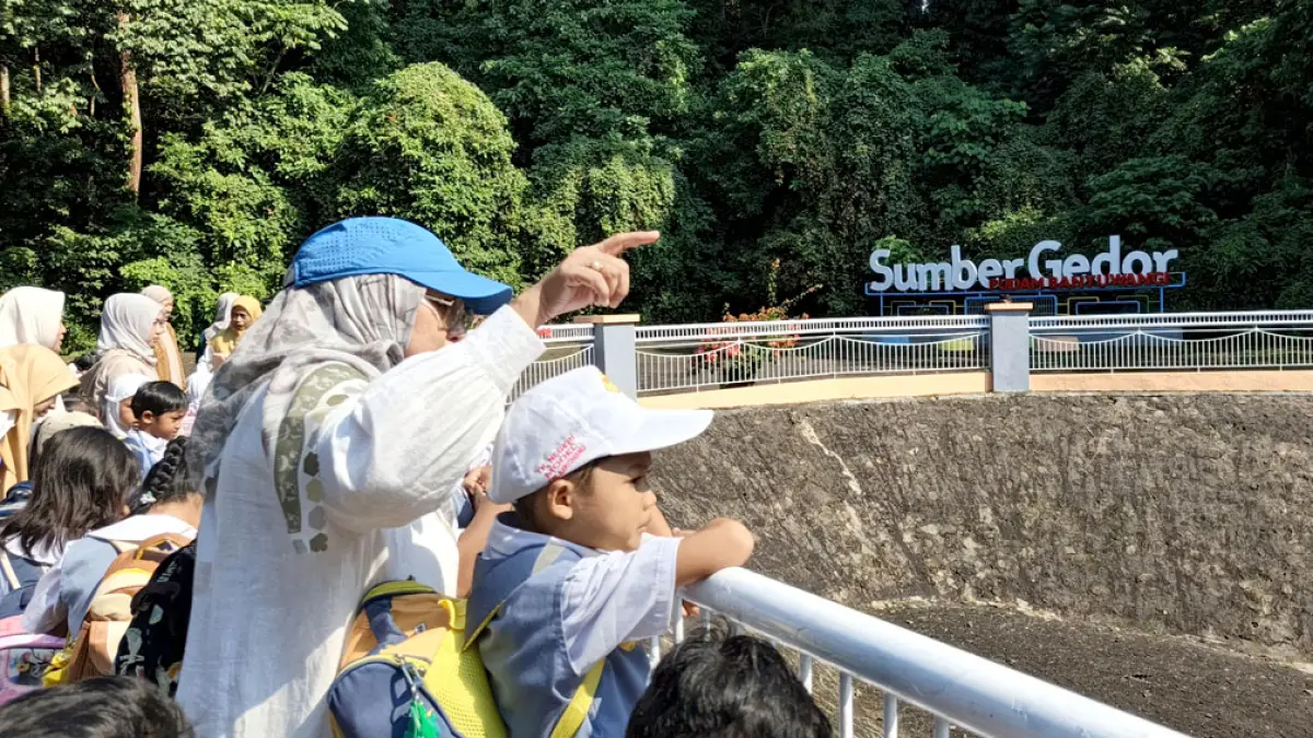ANTUSIAS: Puluhan siswa TKN Model Banyuwangi berwisata sekaligus belajar di Sumber Gedor pada Rabu pekan lalu (20/5). (Ksatria Raya/Radar Banyuwangi)