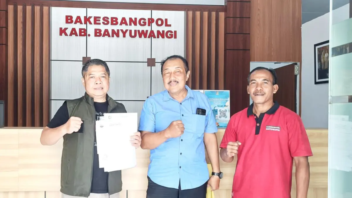 BERGERAK CEPAT: Ketua DPC Partai Garuda Banyuwangi Alex BS (kiri) mengirimkan kepengurusan DPC dan PAC partai di kantor Bakesbangpol) Banyuwangi. (Alex for Radar Banyuwangi)