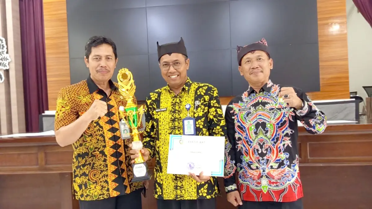 BERI RUANG: Kepala SDN 1 Karangrejo Moch Ludfie (tengah) saat mewakili sekolah meraih penghargaan juara 1 Sekolah Ramah Anak 2025. (Ludfie for Radar Banyuwangi)
