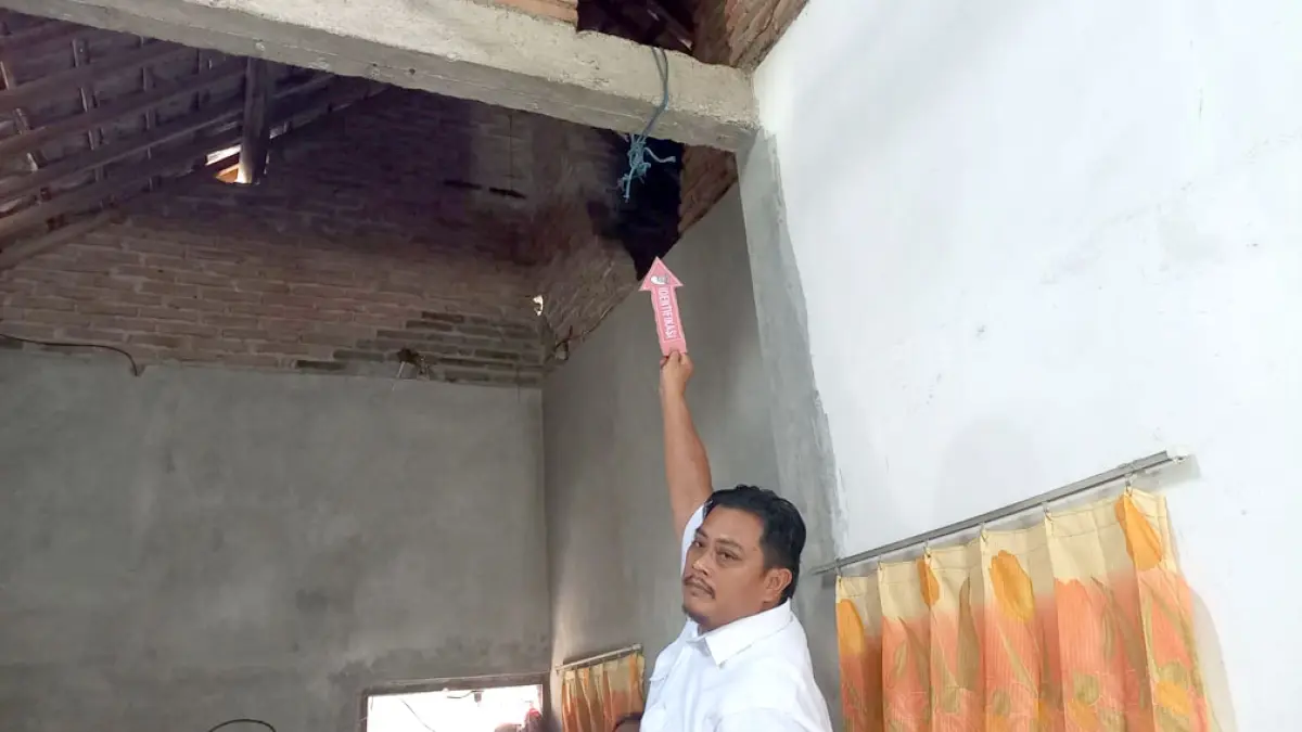 IDENTIFIKASI: Jajaran kepolisian saat olah TKP insiden gantung diri di Dusun Sumberwadung, Desa Kaligondo, Kecamatan Genteng, Senin siang (25/5). (Edy for Radar Banyuwangi)