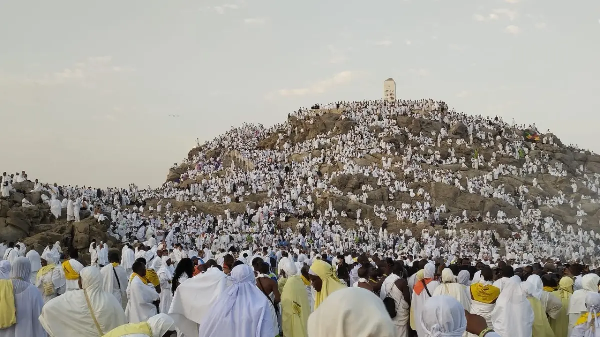 ILUSTRASI: Para jemaah haji dari seluruh dunia memadati semua sudut Jabal Rahmah jelang pelaksanan wukuf di padang Arafah pada tahun 2024 lalu. (Aris Imam/Jawa Pos)