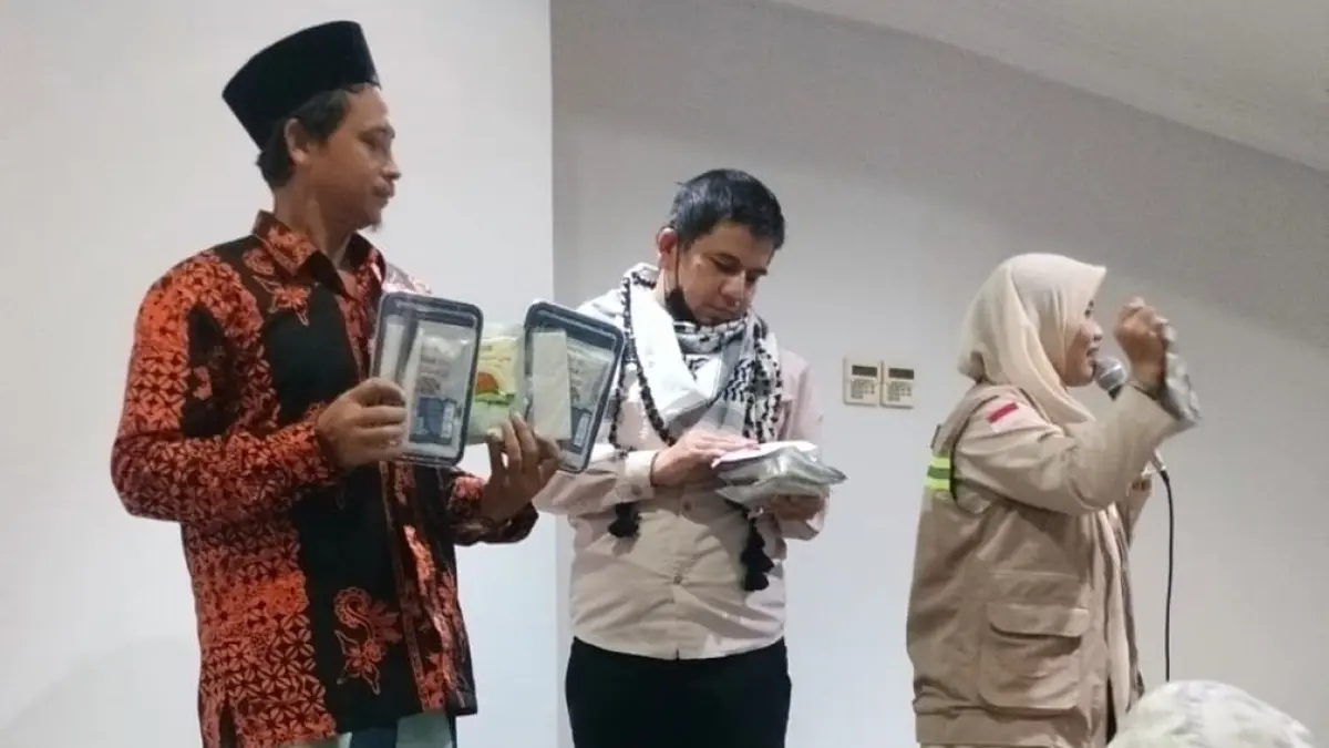 JELANG ARMUZNA: Jemaah haji kloter 85 mengikuti sosialisasi konsumsi makanan siap saji (Ready to Eat/RTE) oleh bagian konsumsi PPIH Arab Saudi di Mushalla 407 lantai P, Sabtu (23/5). (TAUFIK for Radar Banyuwangi)