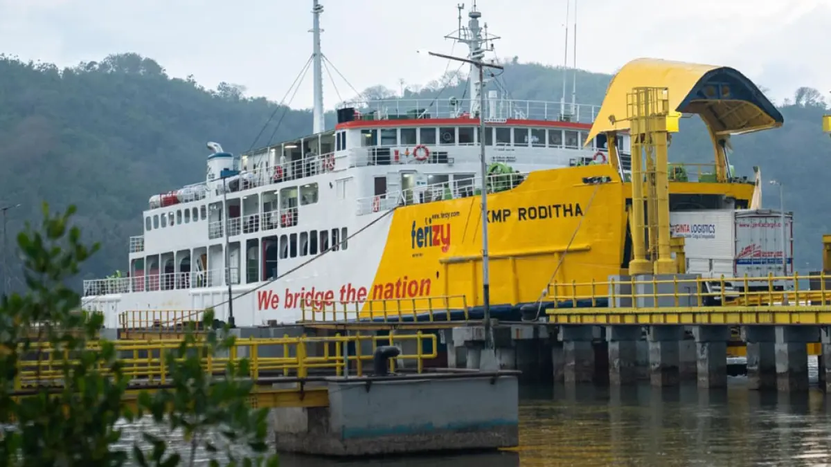 KAPAL BANTUAN: KMP Rodhita yang beroperasi di lintasan Pelabuhan Lembar-Padang Bai akan dikerahkan untuk membantu mengangkut penumpang di lintasan Ketapang-Gilimanuk. (ASDP Ketapang for Radar Banyuwangi)