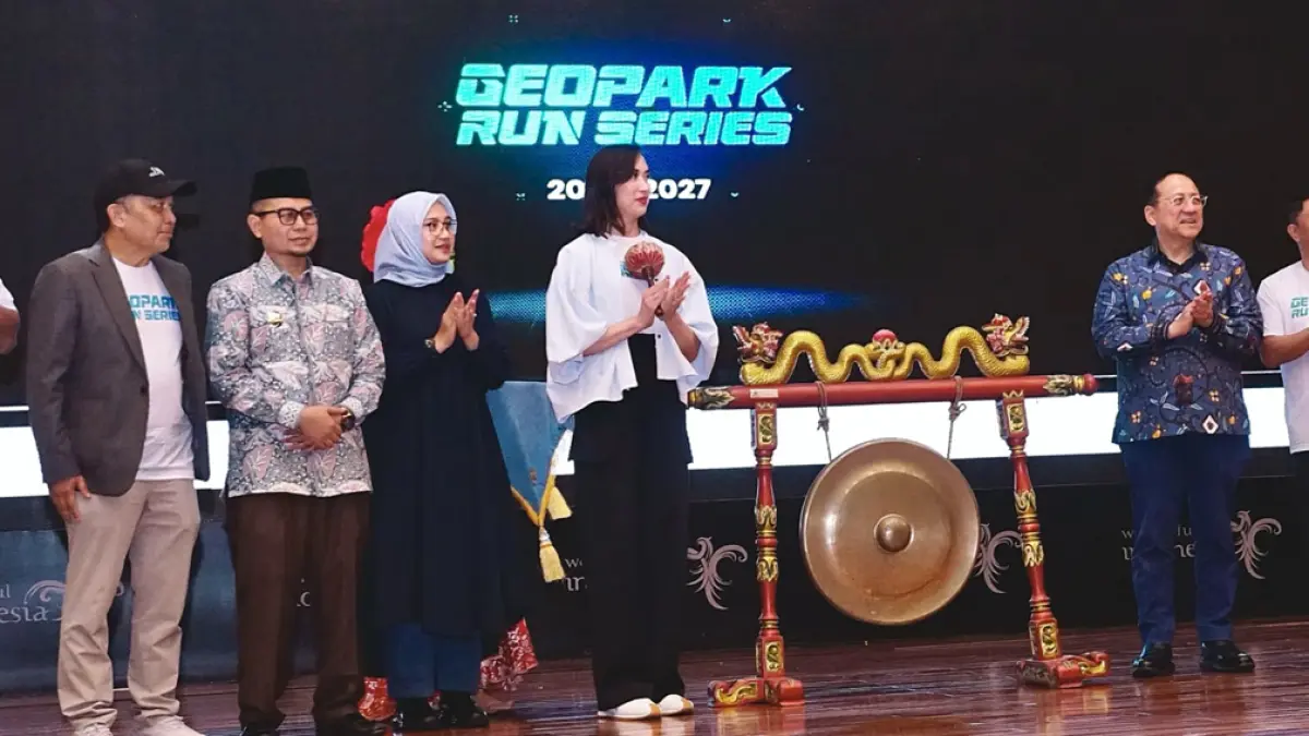 Kemenpar menunjuk Banyuwangi sebagai pembuka Geopark Run Series 2026 melalui Ijen Geopark Run untuk memperkuat sport tourism nasional. (banyuwangikab.go.id)