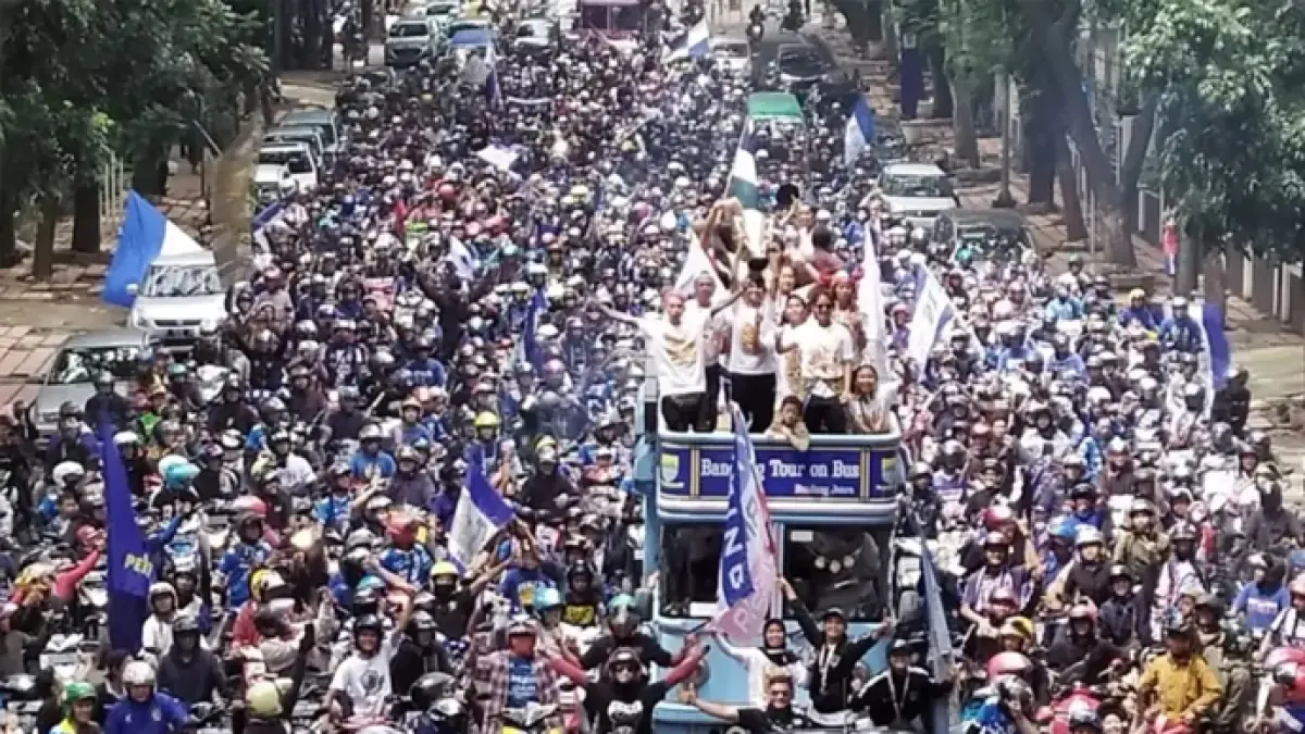 Konvoi perayaan Persib Bandung juara Super League 2025/2026 di Kota Bandung memakan korban korban jiwa dan ratusan luka. (ANTARA)