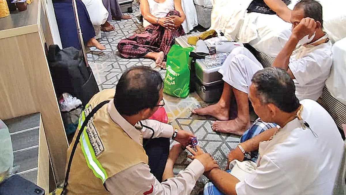 MANFAATKAN WAKTU: Para Jemaah Kloter 83 menghabiskan waktu di kamar hotel sembari mendapat layanan cek kesehatan oleh petugas haji Sabtu (23/5). (Lukman for Radar Banyuwangi)