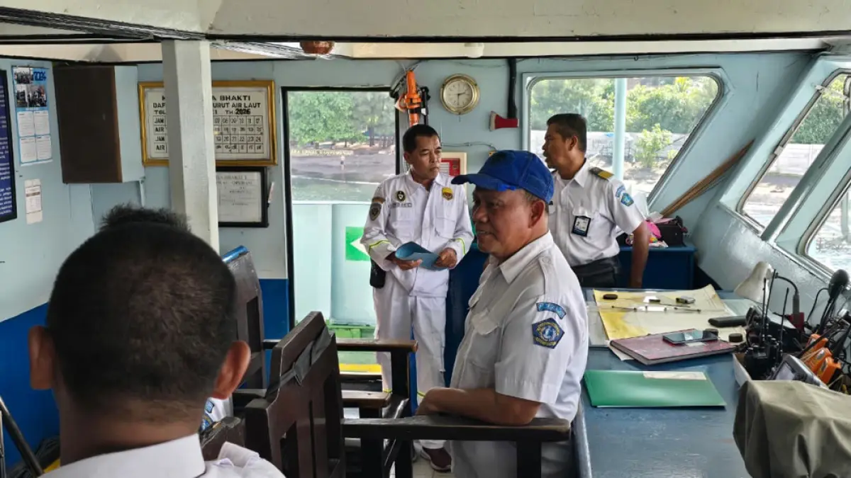 NYARIS SEPARUH: Marine Inspector dari KSOP Tanjungwangi memeriksa sejumlah Kapal Motor Penumpang (KMP) yang beroperasi di perairan Selat Bali. (KSOP TANJUNGWANGI)