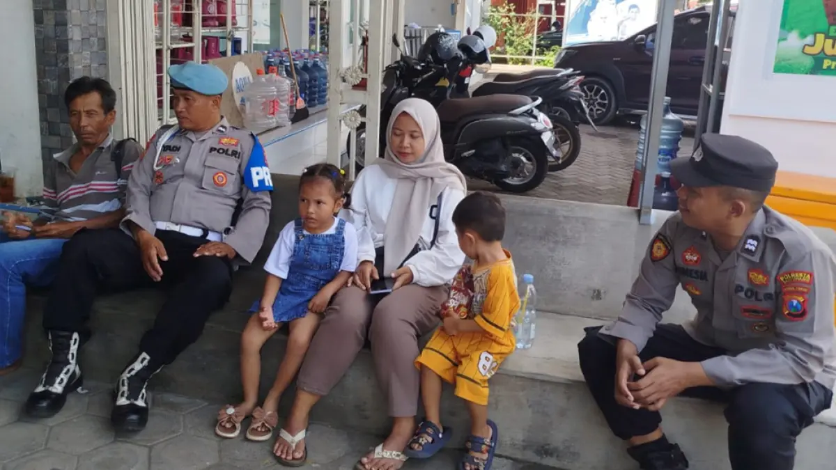PATROLI: Jajaran Polsek Tegalsari saat patroli sekaligus sosialisasi kamtibmas kepada warga Kecamatan Tegalsari, Minggu (24/5). (Lita for Radar Banyuwangi)