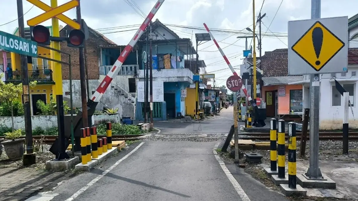 PT KAI Daop 8 Surabaya mempercepat penataan 20 perlintasan sebidang di Kota dan Kabupaten Malang pada 2026. (Antara)