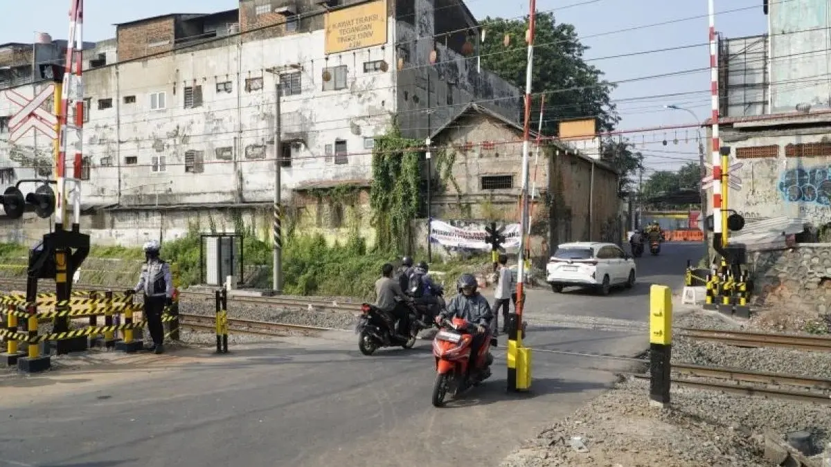 PT KAI mengingatkan masyarakat lebih waspada saat melintas di perlintasan sebidang kereta api di tengah meningkatnya mobilitas akhir pekan. (Antara)