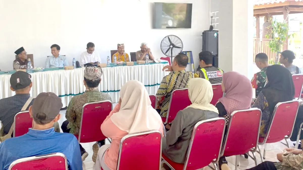 RAKOR: Warga Dusun Resomulyo Desa Gentengwetan, Kecamatan Genteng, menghadiri sosialisasi ganti rugi bagi lahan warga yang terdampak proyek pembangunan SUTET di kantor desa setempat, Senin (25/5). (Salis Ali/Radar Banyuwangi)