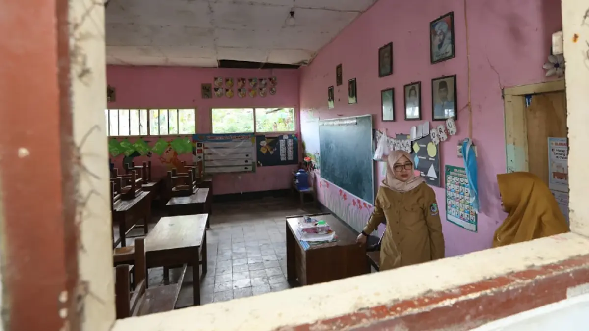 SEGERA DIREHABILITASI: Bupati Ipuk Fiestiandani saat mencegek bangunan SDN 3 Pesanggaran beberapa hari lalu. (DINI for Radar Banyuwangi)