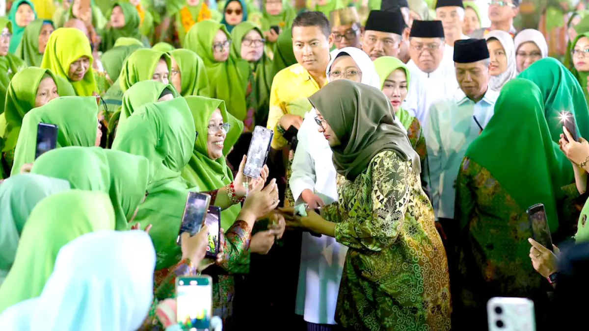 SILATURAHMI: Bupati Ipuk Fiestiandani bersalaman dengan kader Muslimat NU di Banyuwangi pada Minggu (24/5). (Dini for Radar Banyuwangi)