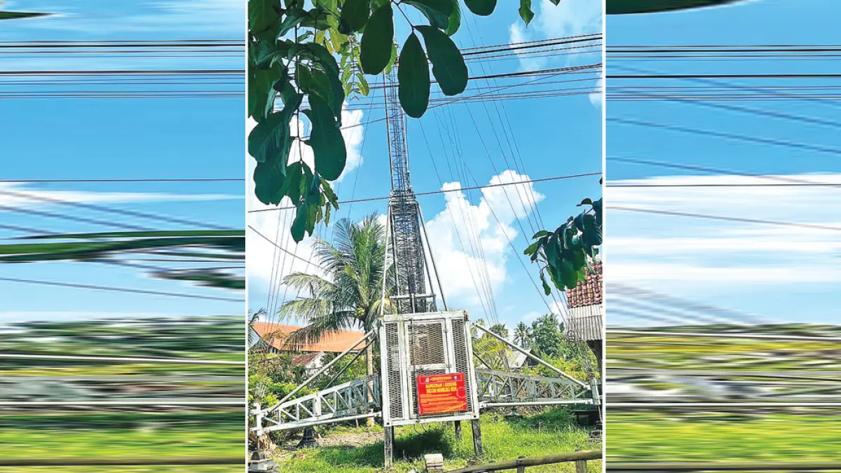 TAK ADA AKTIVITAS: Menara telekomunikasi di Jalan Brawijaya Banyuwangi disegel Satpol PP. (Bagus Rio/Radar Banyuwangi)