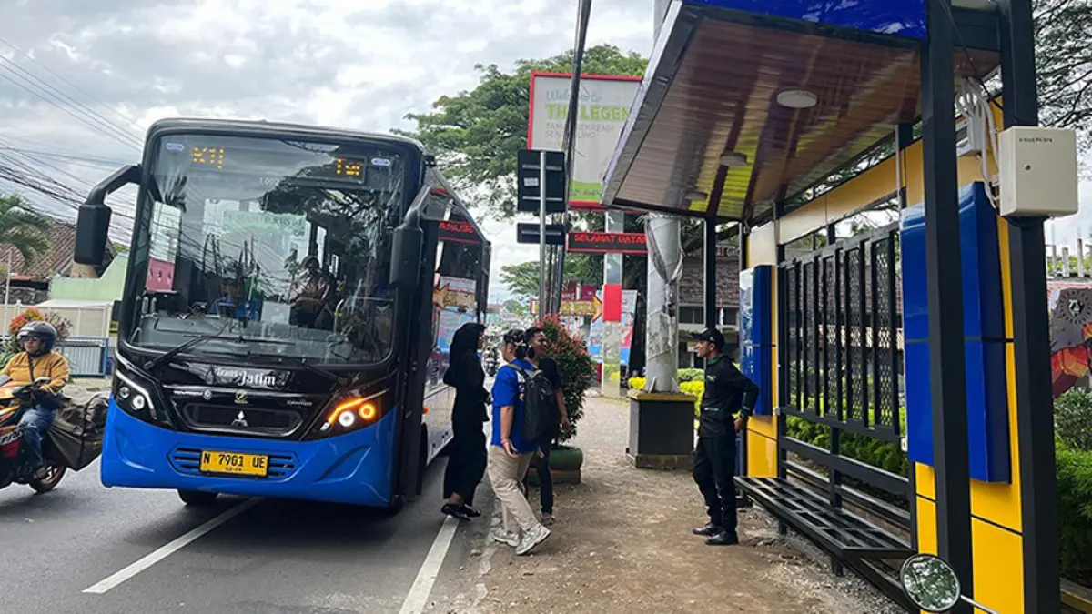 TAMPUNG SEMUA USULAN: Bus Trans Jatim berhenti di halte depan Taman Wisata Sengkaling, di Kecamatan Dau, kemarin. Rute bus untuk koridor dua di Malang Raya masih dipersiapkan Dishub Jatim. (Radar Malang)