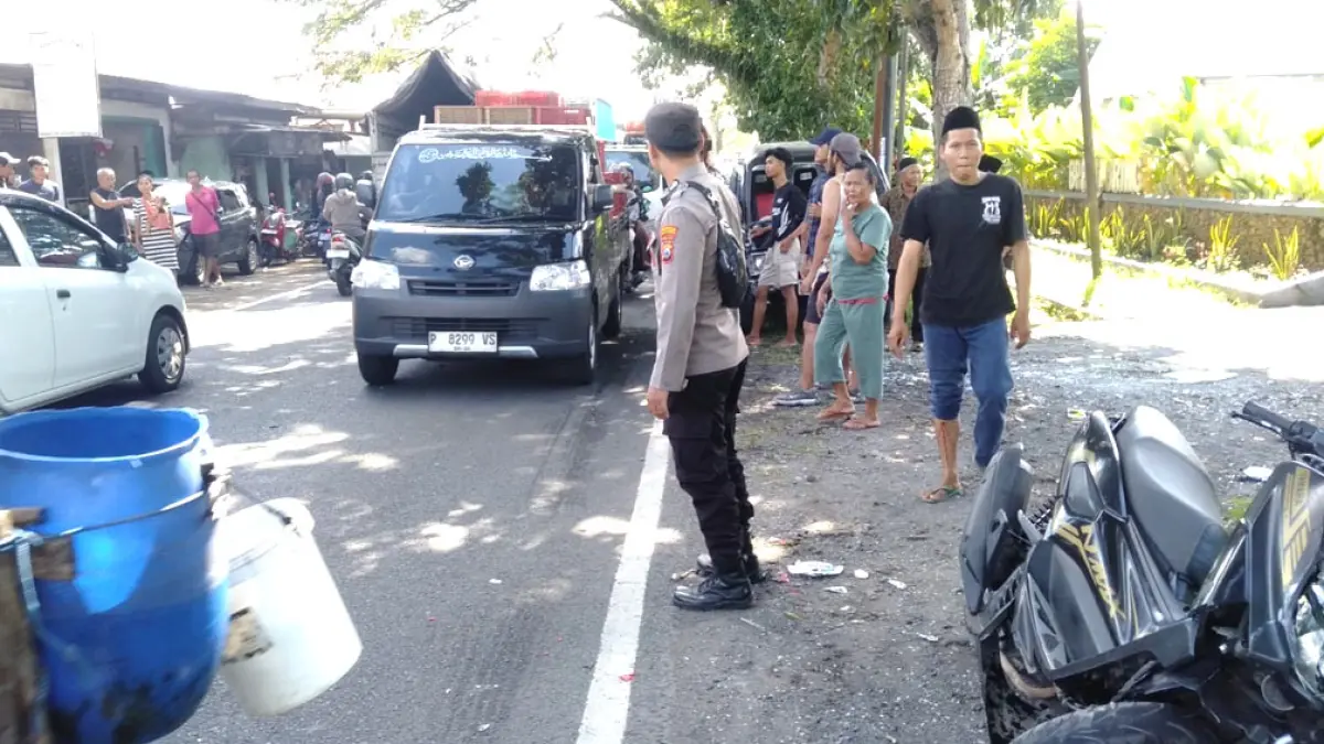 TKP: Anggota kepolisian melakukan pemeriksaan di lokasi kecelakaan beruntun di Jalan Raya Dusun Purwosari, Desa Benculuk, Kecamatan Cluring, Minggu (24/5). (Dok. Polsek Cluring)