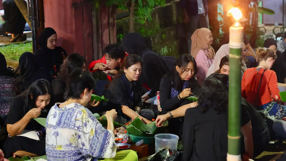 Tradisi Tumpeng Sewu Kemiren Banyuwangi 2026 kembali menyedot ribuan wisatawan dan memperkuat citra budaya Osing di level dunia. (banyuwangitourism.com)