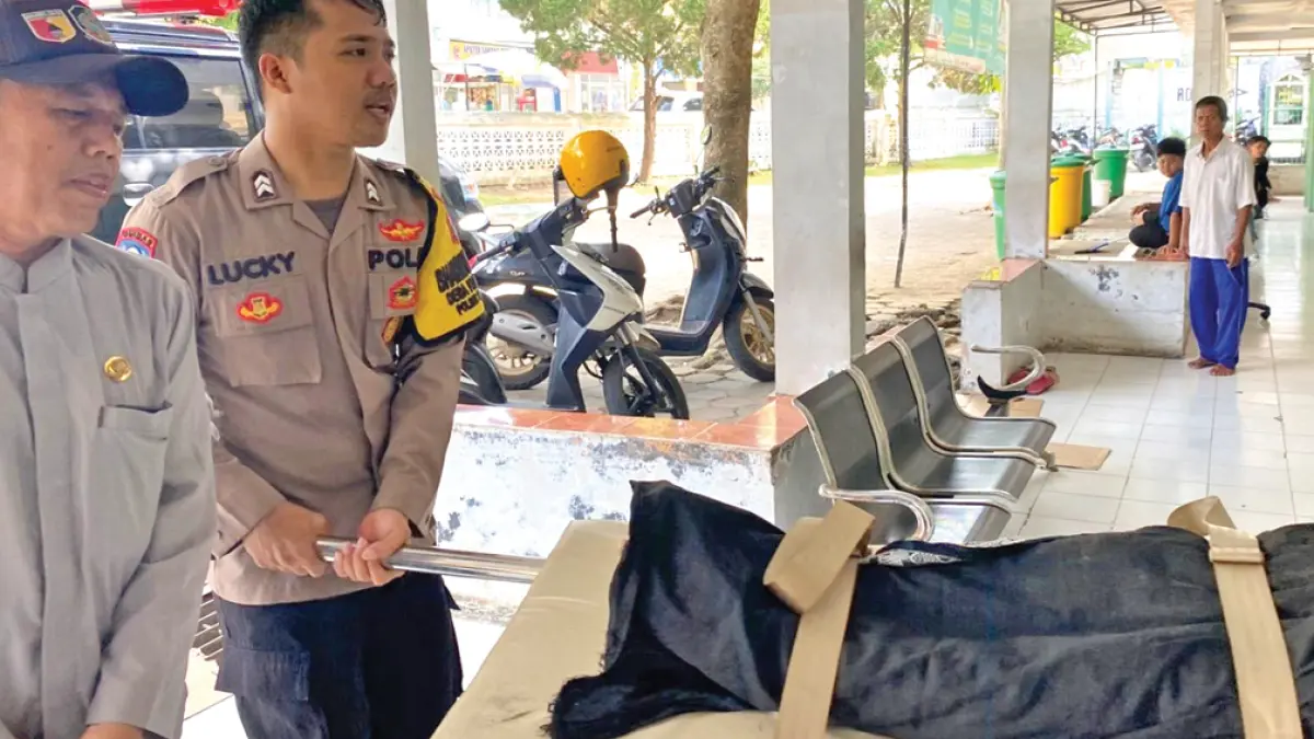 TRAGIS: Anggota Polsek Pesanggaran mengevakuasi jenazah pemancing yang ditemukan dalam kondisi meninggal dunia di pesisir Lampon, Dusun Ringinsari, Desa/Kecamatan Pesanggaran, Jumat (22/5). (Maskur for Radar Banyuwangi)