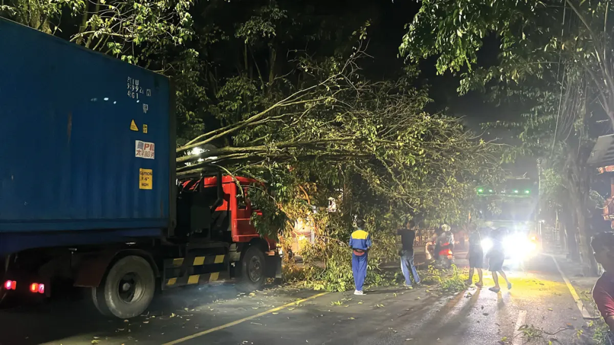 TURUN JALAN: Anggota Lantas Polsek Rogojampi mengatur arus lalu lintas di Dusun Krajan, Desa/Kecamatan Rogojampi, Kamis Malam (21/5). (Gatot for Radar Banyuwangi)