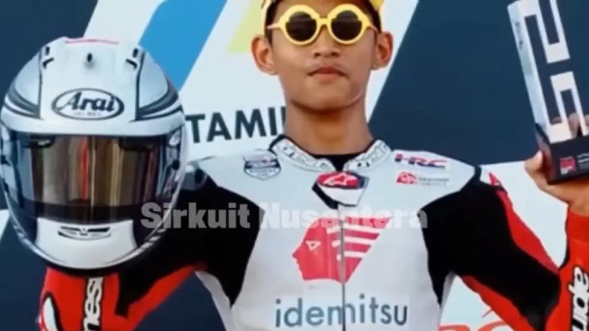 Veda Ega Pratama bikin heboh Moto3 2026 usai comeback dari posisi 17 di Jerez. Rider Indonesia kokoh sebagai rookie terbaik musim ini. (Tangkapan Layar SC YouTube)