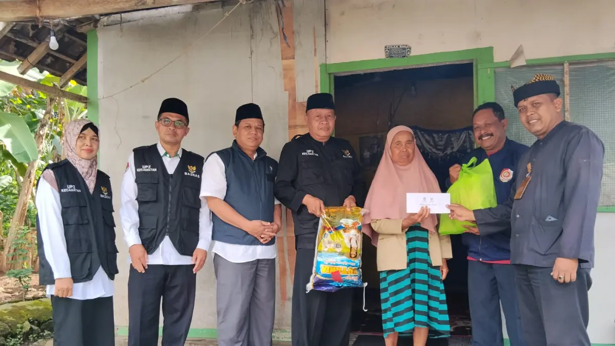 Baznas Banyuwangi dan UPZ Kabat menyalurkan bantuan pengobatan untuk keluarga Almarhum Madiya di Desa Bareng. (Baznas untuk Radar Banyuwangi)