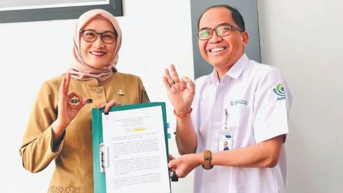BERHASIL: Plt Direktur RSUD Blambangan dan Kepala BPJS Kesehatan Cabang Banyuwangi mendantangani berita acara kesiapan operasional layanan kemoterapi bagi masyarakat Banyuwangi dan sekitarnya.(Putri RSUD Blambangan Untuk Raba)
