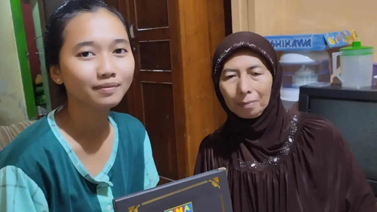 DIANTAR LANGSUNG : Lulusan tahun lalu SMAN 1 Giri Taruna Bangsa beserta orang tua di kediamannya telah menerima ijasah sebagai bukti telah tamat pembelejaran. (SmagiTV untuk RadarBanyuwangi.id)