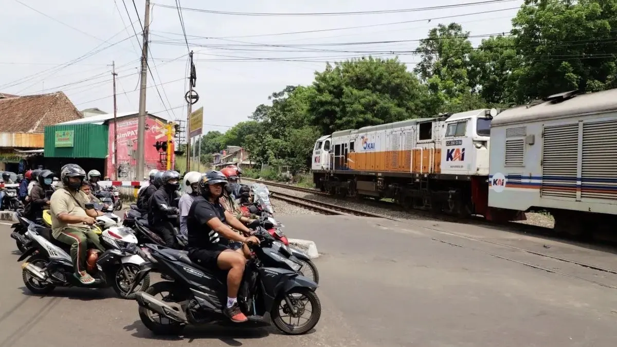 KAI mengingatkan masyarakat lebih disiplin saat melintas di perlintasan sebidang. (Antara)