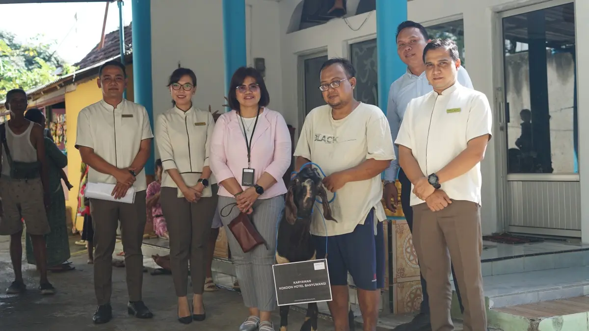 Kokoon Hotel Banyuwangi menyalurkan satu ekor sapi dan satu kambing kurban kepada masyarakat sekitar dalam rangka Iduladha 1447 H. (Istimewa)