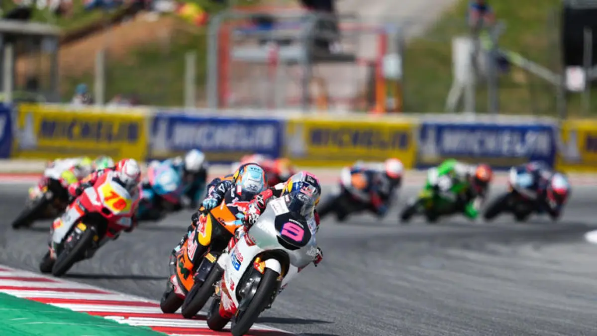Pembalap Honda Team Asia Veda Ega Pratama berada depan rombongan di ajang balapan Moto3 Catalunya di Sirkuit Catalunya, Barcelona, Spanyol, 17 Mei 2026. (© HONDA TEAM ASIA)