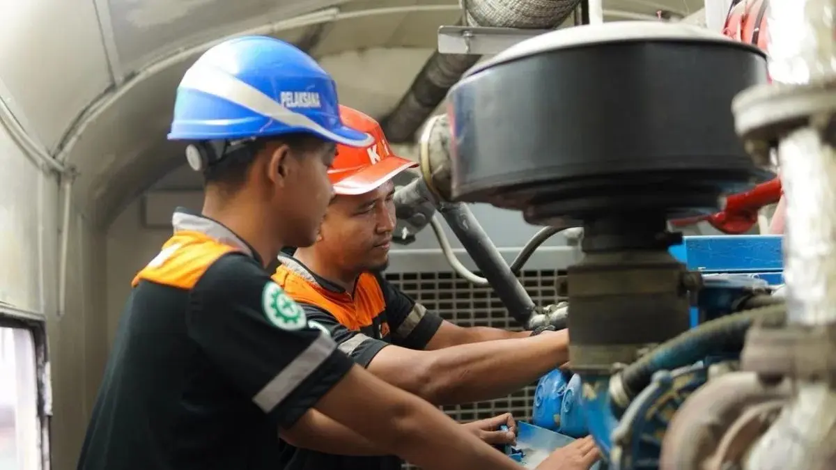 Saat masyarakat terlelap, ribuan petugas KAI bekerja sepanjang malam menyiapkan perjalanan kereta pagi di Pulau Jawa. (Antara)