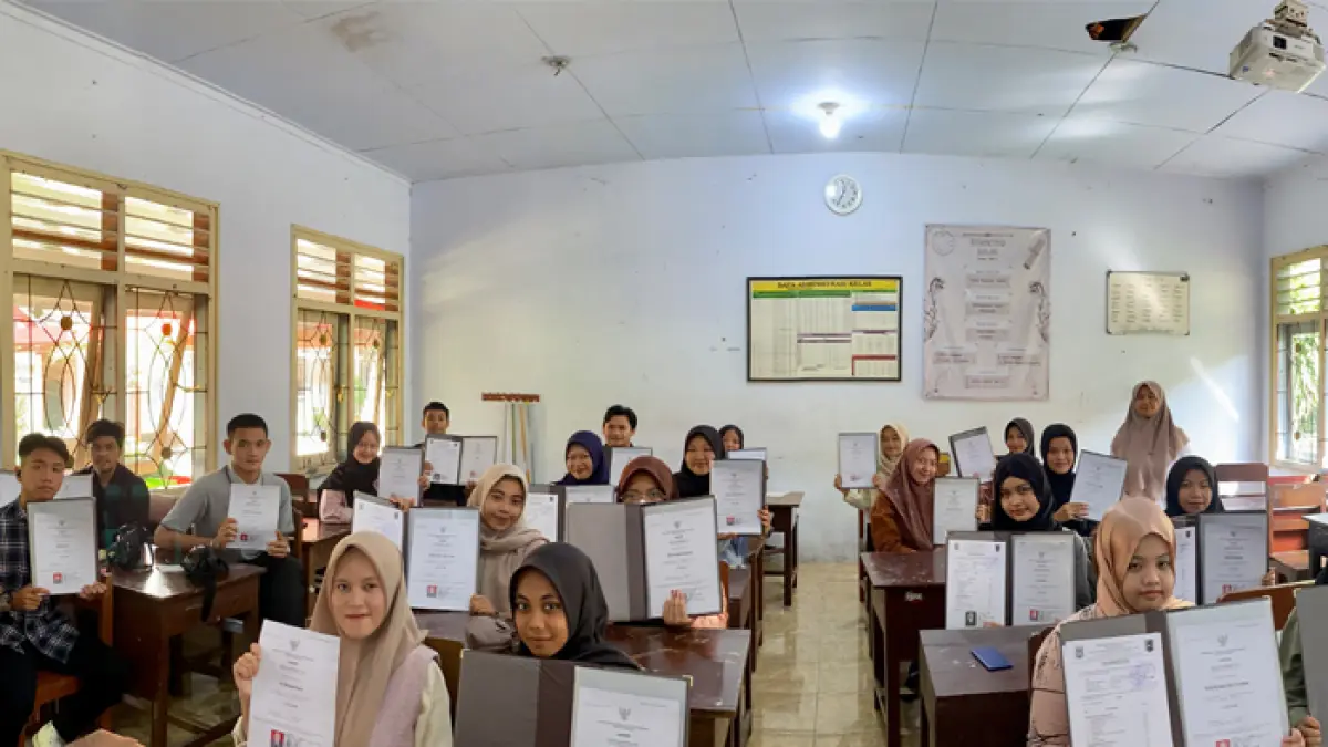 TAHUN LALU : Lulusan SMAN 1 Giri Taruna Bangsa langsung menerima ijasah kelulusan sebagai tanda sudah menyelesaikan pembelajaran. (SmagiTV untuk RadarBanyuwangi.id)