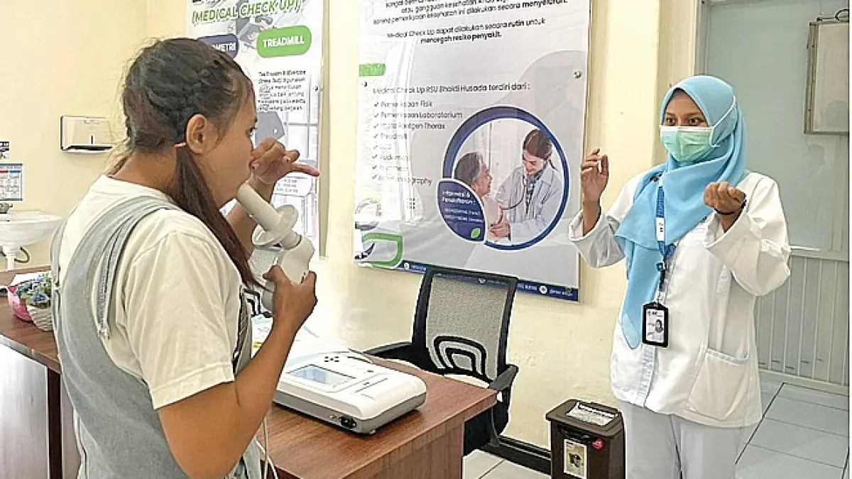 TERAMPIL: Petugas poliklinik MCU RSU Bhakti Husada sedang melakukan pemeriksaan spirometri kepada pasien.(RSU Bhakti Husada Untuk Raba)