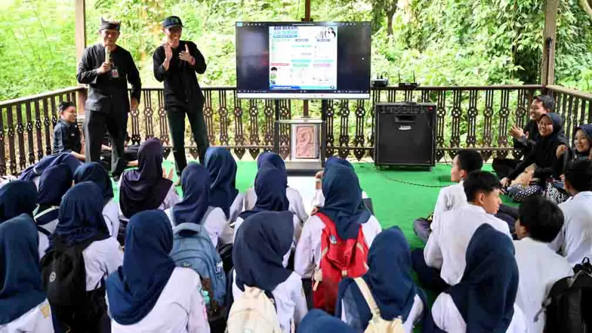 BERI MOTIVASI: Kepala Bappeda Suyanto Waspo Tondo Wicaksono bersama Dirut PUDAM Abd Rahman mengajak para siswa SMPN 3 Banyuwangi untuk menjaga kelestarian lingkungan dalam rangkaian kegiatan Wis Esa Sek Adi di Sumber Gedor, Selasa (26/5). (Ramada Kusuma/Radar Banyuwangi)