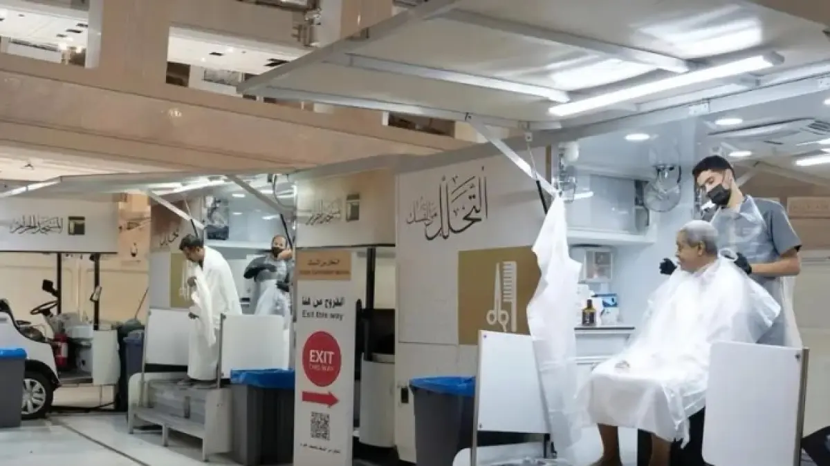 Arab Saudi menyediakan layanan cukur rambut gratis 24 jam di Masjidil Haram selama haji 2026 dengan target melayani 120 ribu jemaah. (HIMPUH)