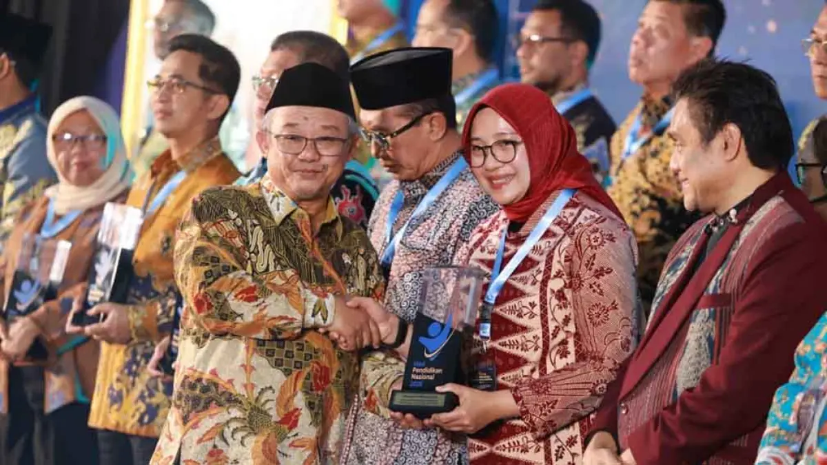 Banyuwangi raih dua penghargaan pendidikan nasional dari Mendikdasmen berkat inovasi pendidikan dan validitas data terbaik. (banyuwangikab.go.id)