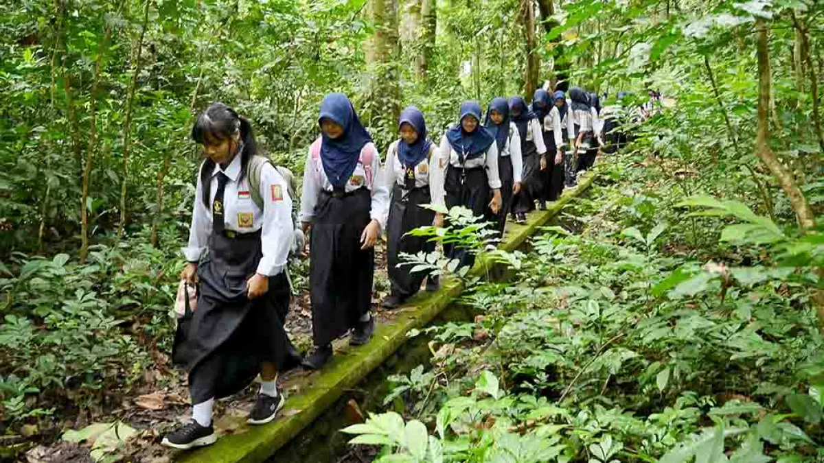 BERKESAN: Siswa SMPN 3 Banyuwangi diajak menjelajah hutan sekaligus diperkenalkan beragam jenis tumbuhan beserta fungsinya di lahan seluas 15 haktare di kawasan Sumber Gedor. (Ramada Kusuma/Radar Banyuwangi)